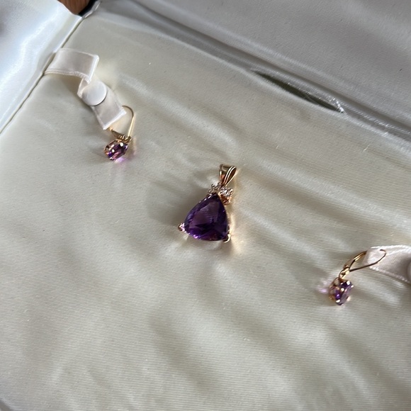 Stunning amethyst sapphire and 14k gold pendant and earring set w display case! - Picture 3 of 12